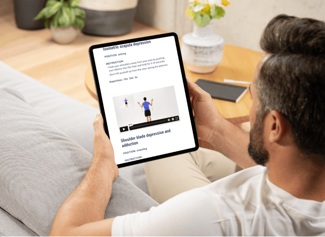 Pacient si prohlíží domácí cvičební program na tabletu